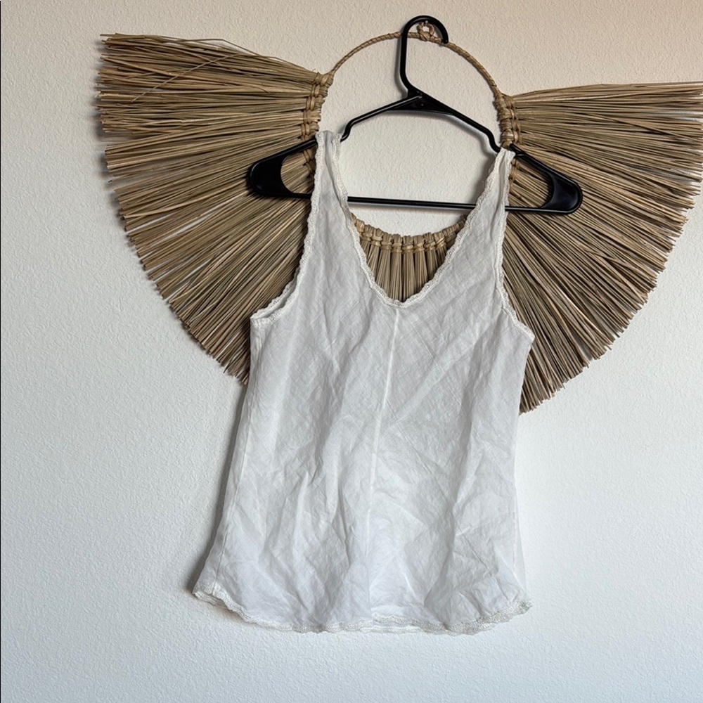 Sleek White Sleeveless Fitted Tank Top - Picture 4 of 11